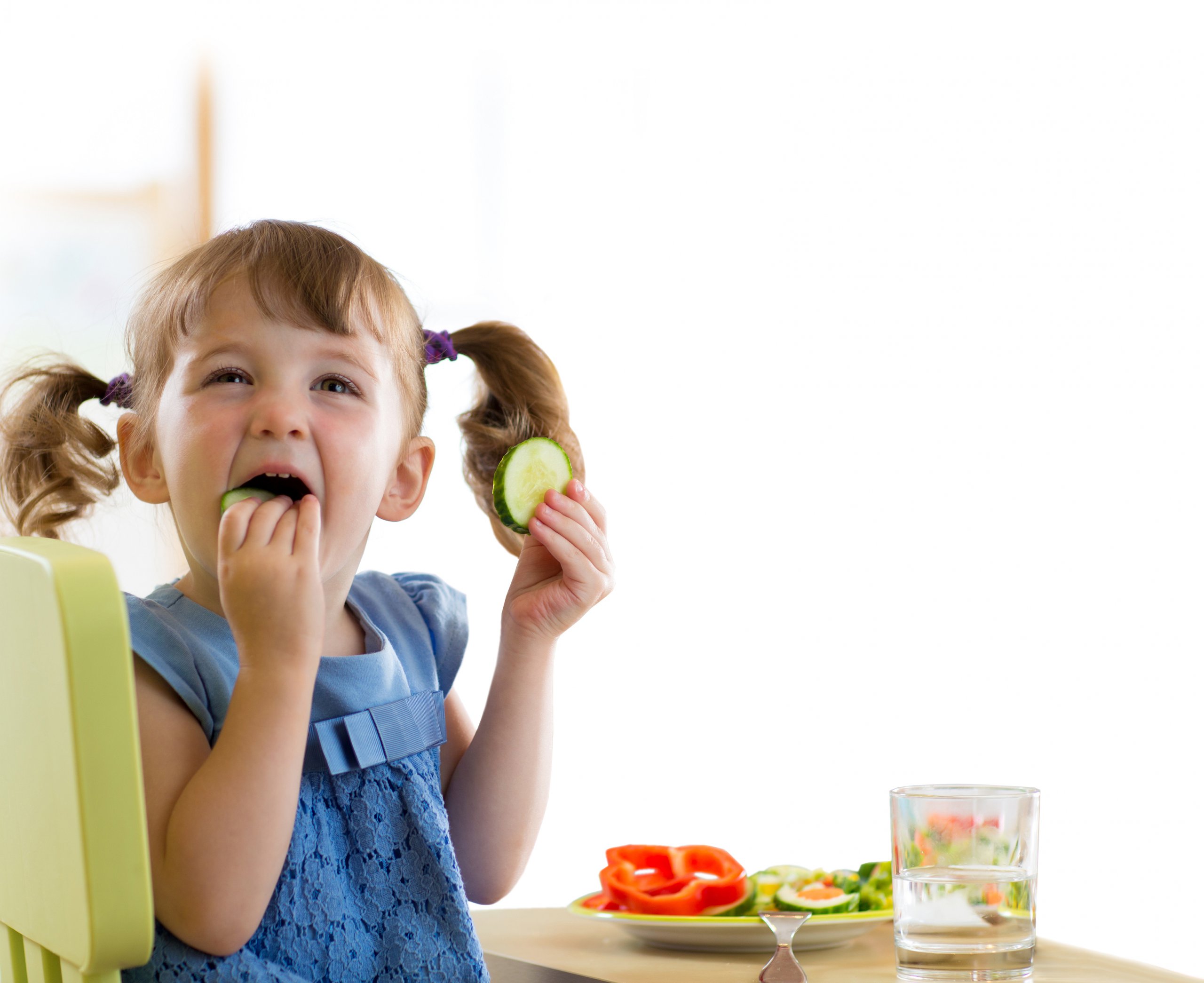 startbild-neu Kindergatenkind isst Gurken